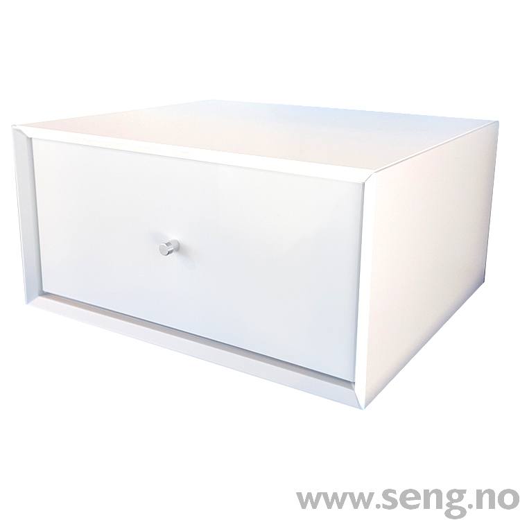 Sengramme, senggavl og nattbord med dimmer.