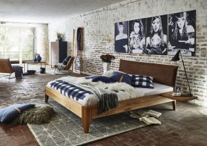 Easy Sleep sengeramme med brun hodegavl og nattbord