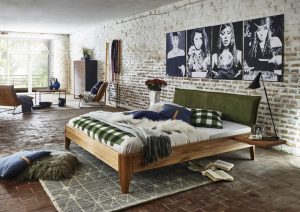 Easy Sleep sengeramme med grønn hodegavl og nattbord