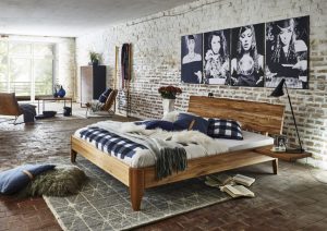 Easy Sleep sengeramme med hodegavl i tre og nattbord
