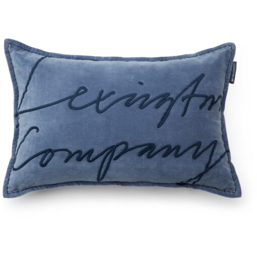 Pyntepute 40x60 Logo organic cotton velvet - Misty Blue fra Lexington