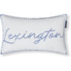 Pyntepute 30x50 logo linen, cotton white & blue fra lexington